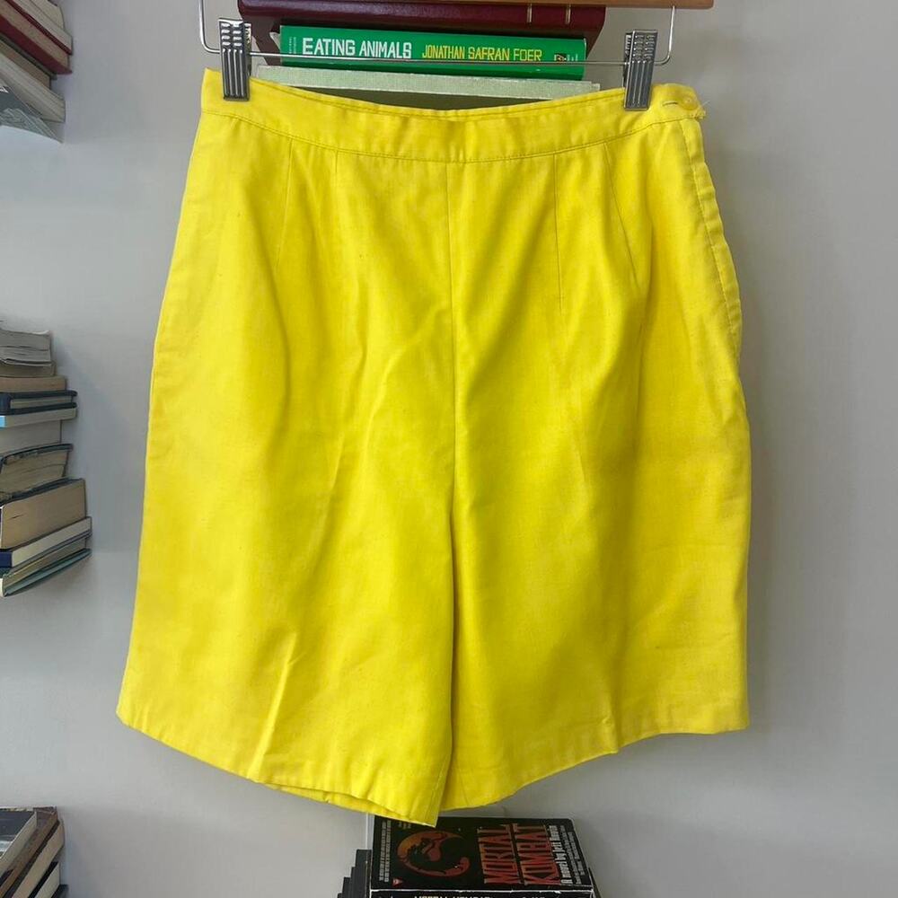 Vintage 1950s High Waisted Yellow Shorts Size 4 no tag size. Measures like a 2-4